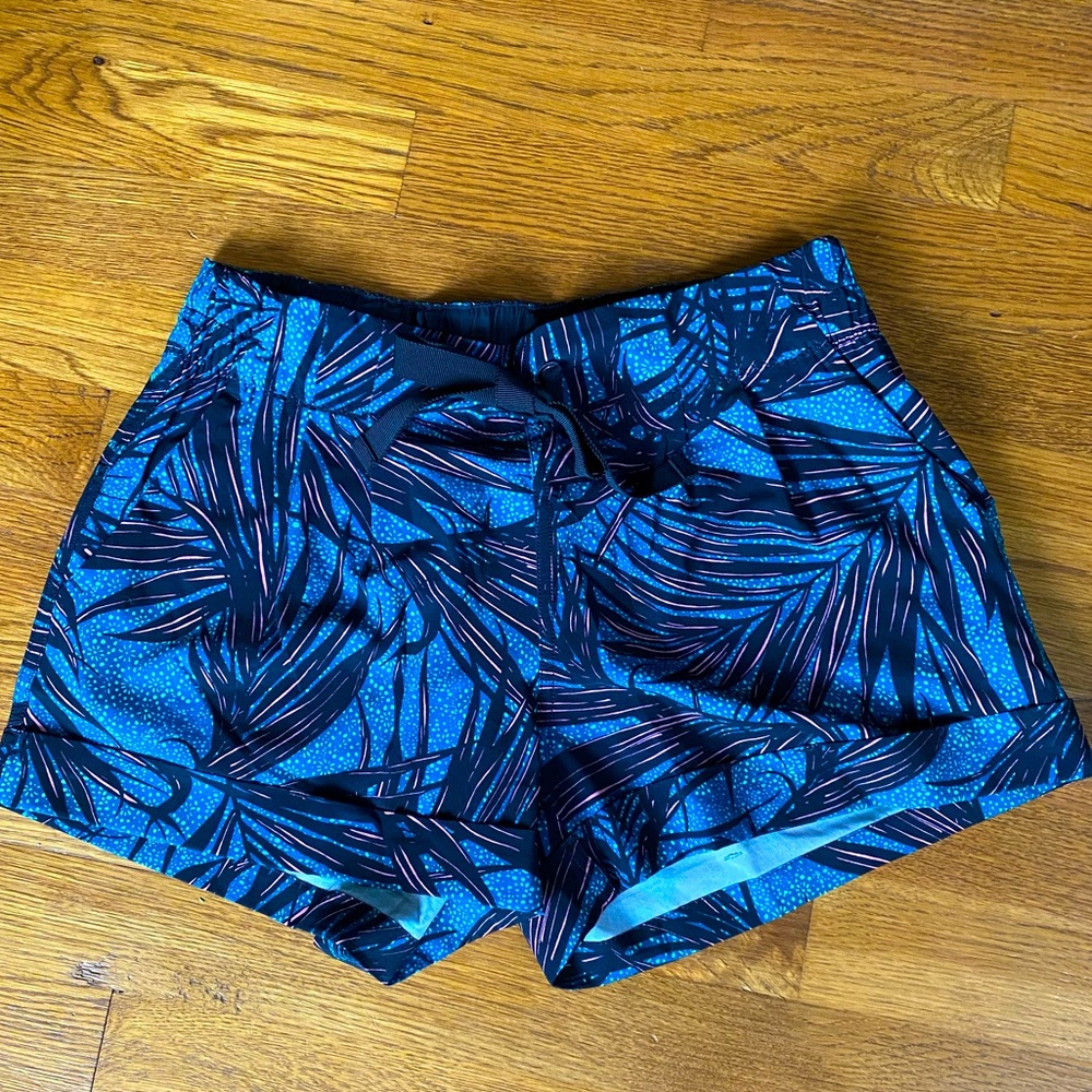 Lululemon Spring Break Away Shorts Palm Lace Tofino Teal Size 6
